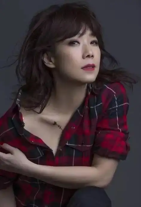 林忆莲突然官宣回归!网友却被她的相貌惊到了:这能有57岁?