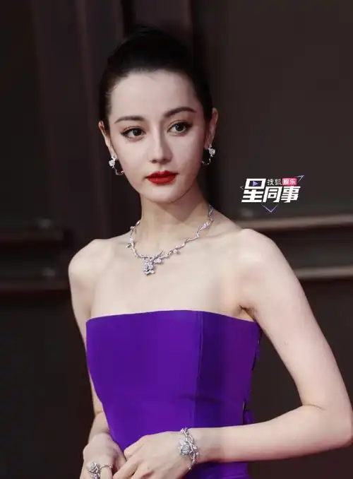 迪丽热巴红毯赶蚊子##迪丽热巴蝴蝶骨好明显