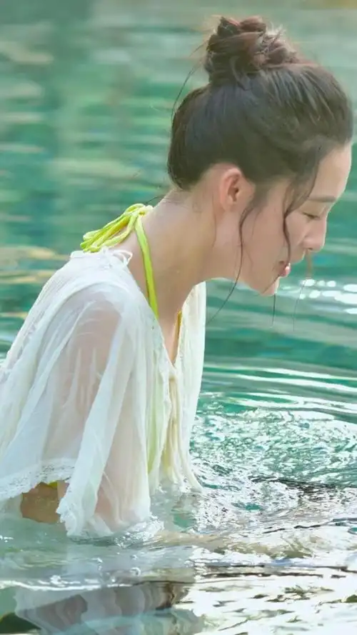 李沁穿性感泳衣|李沁_新浪新闻