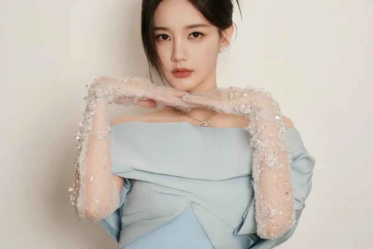 李一桐淡蓝色一字肩长裙 李一桐穿着一袭淡蓝色的一字肩长裙亮相,身姿