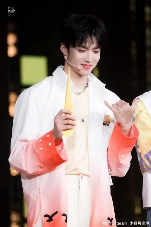 刘耀文 唱跳rap全能ace# 92#刘耀文 目光磁石#  "以这份热爱,致你