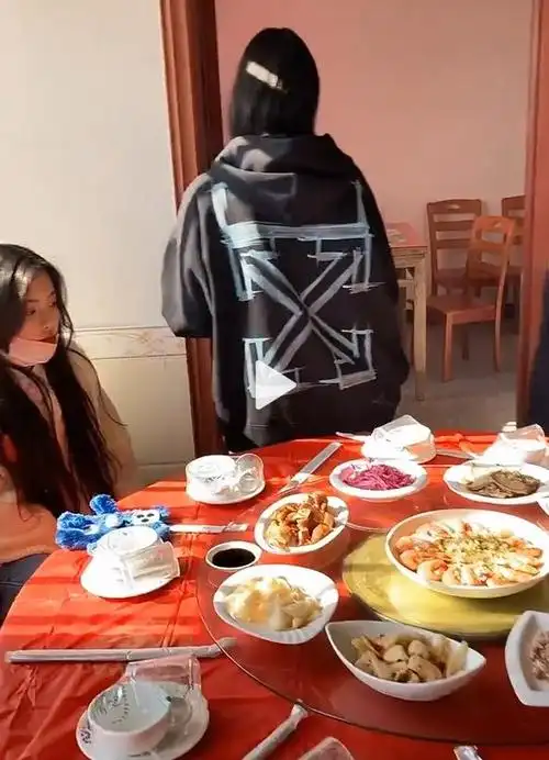 杨超越回老家吃酒席,言行相当拘谨,不能像以往一样自由了|杨超越|老家