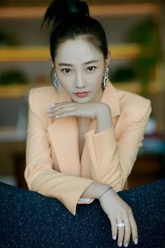 白百何为了赶时髦,把西装当裙子穿,搭配高马尾美回18岁