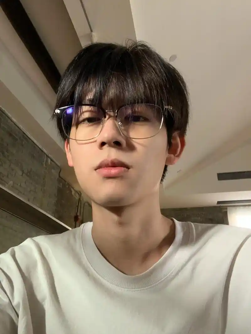 半框眼镜黑头发 年轻不少(^^)#pulais #男高中生  - 抖音