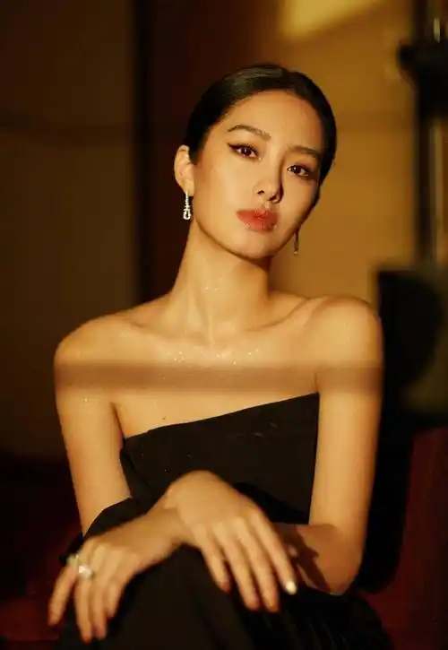 原创杨采钰真是时尚标杆穿黑色抹身材连衣裙时尚优雅高贵洋气