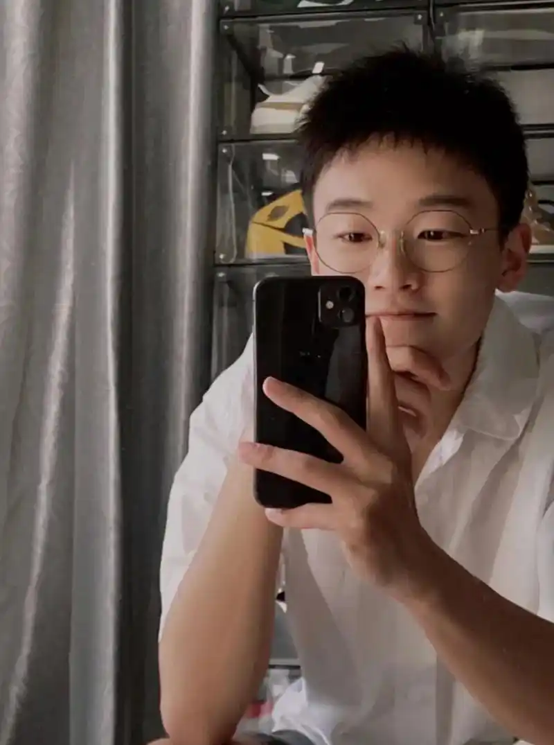 斯文眼镜的男高小哥哥,肌肉结实,小腿粗壮,脸蛋与身材形成反差,简直又