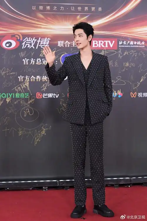 肖战碎钻西装帅气挺拔##微博之夜红毯
