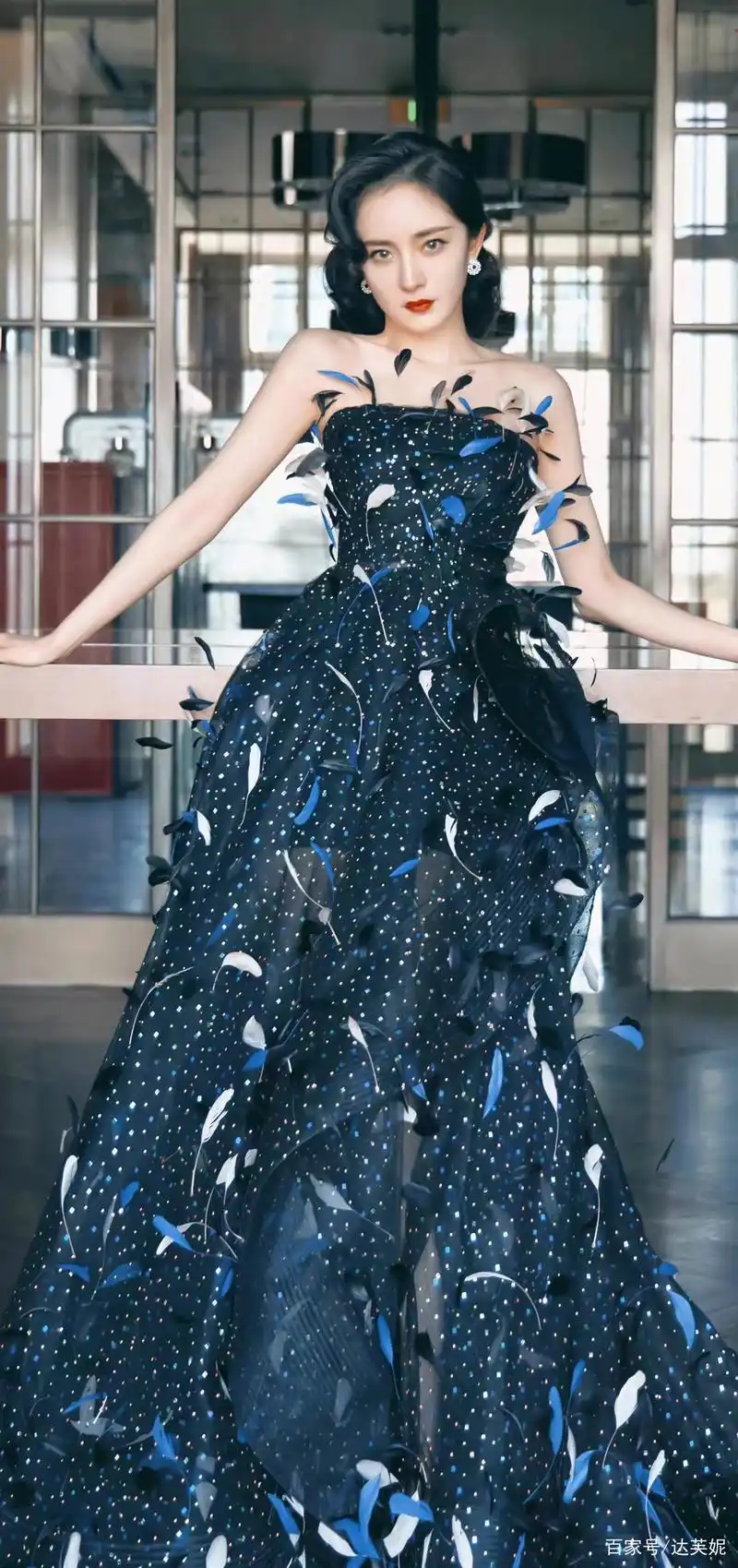 2021时尚芭莎慈善夜,女明星们的红毯造型你get哪一位?