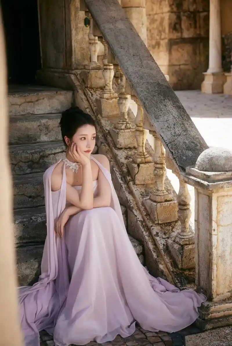 姜贞羽,白色抹胸裙搭配淡紫色薄纱,清新浪漫!