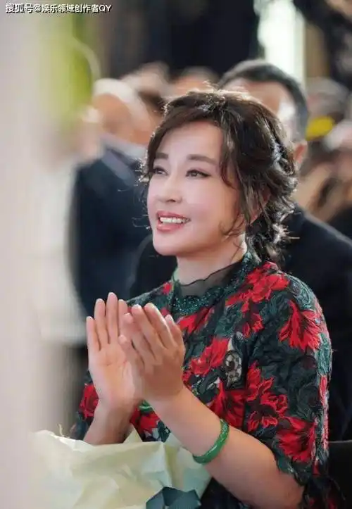 刘晓庆与四任丈夫的合照,都抱着刘晓庆,她表情却不一样!