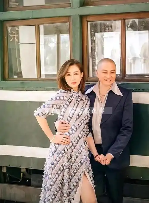 汤镇业老婆颜值太普通奢华皮草穿出小贩气息漫画腿却很亮眼