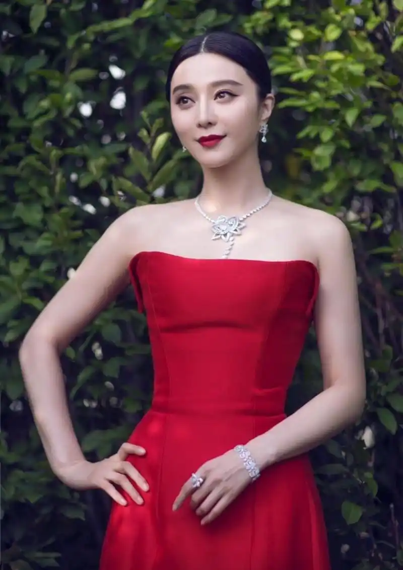 范冰冰实在太有国际范红色抹胸裙华丽高贵美得无可挑剔