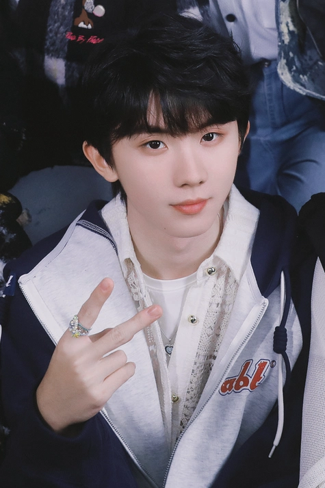 马嘉祺:拍照呢,笑一个02 宋亚.