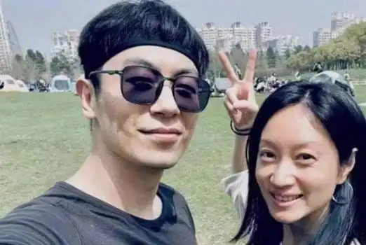 朱亚文老婆生病晒照头顶乱发唇色苍白好憔悴素颜状态引热议