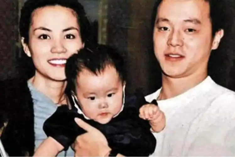 原创插足窦唯感情劈腿李亚鹏3段感情10亿家产看透王菲孽缘