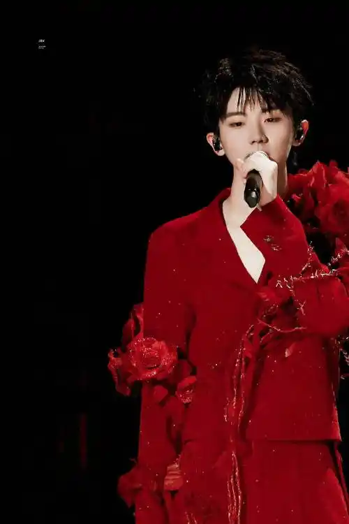 风花雪月饭拍#@时代少年团队长-马嘉祺演唱会舞台红衣造型好惊艳,小马