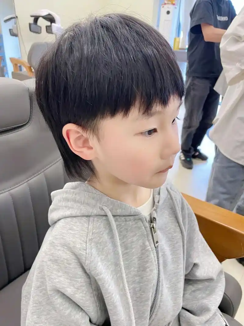 发型 家里老人已经看不惯很久的小狼尾终于剪了 	 又变回清爽的小帅哥