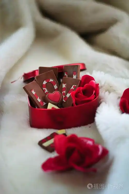 一盒巧克力送给情人节礼物照片-正版商用图片29911y-摄图新视界