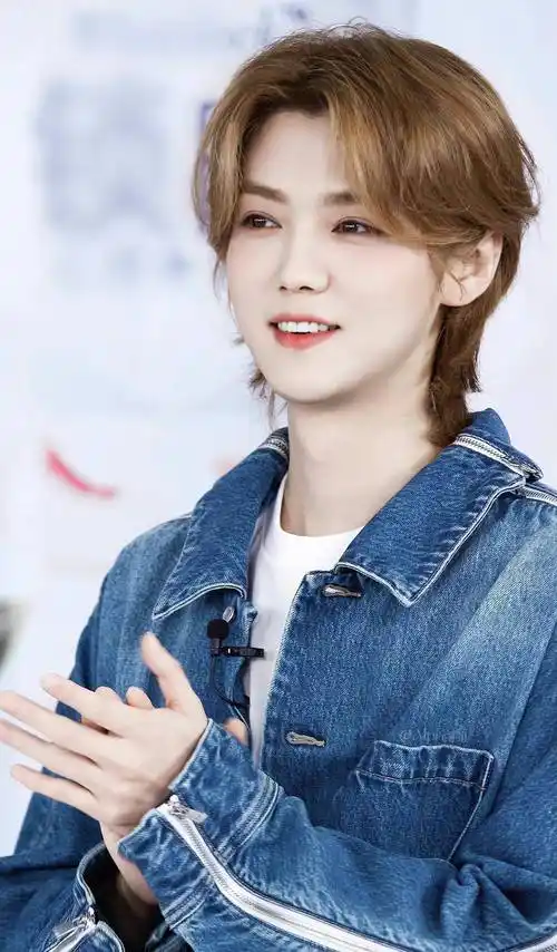 鹿晗活动直播截图,金色中分长发,浅色牛仔服,满满的少年感_爷们_鹿晗