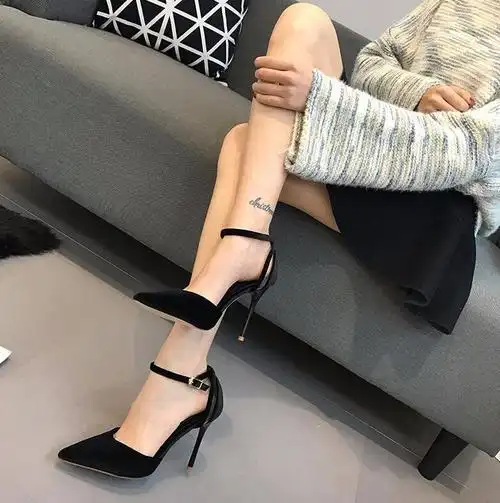 女人混搭有心机,一字带高跟鞋气场十足