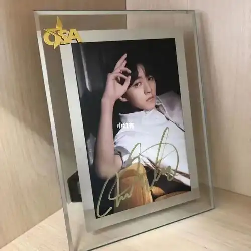 上新～王俊凯最新亲笔签名照～带证书77精美玻璃相框981577