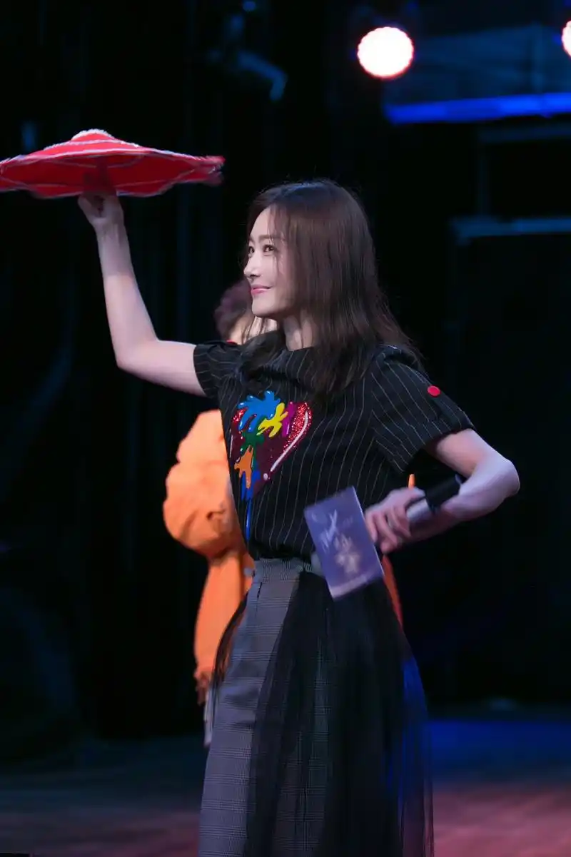 秦岚亮相《新舞林大会》发布会 自嘲自己来"打假"