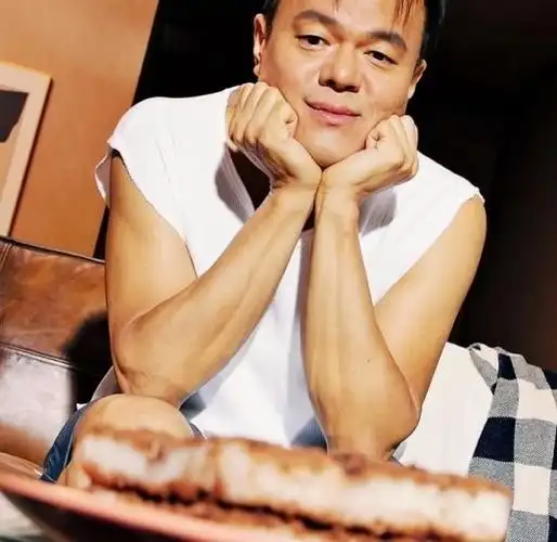 凭借这张表情包,jyp朴振英成为了网站代言人,网友:我有阴影了