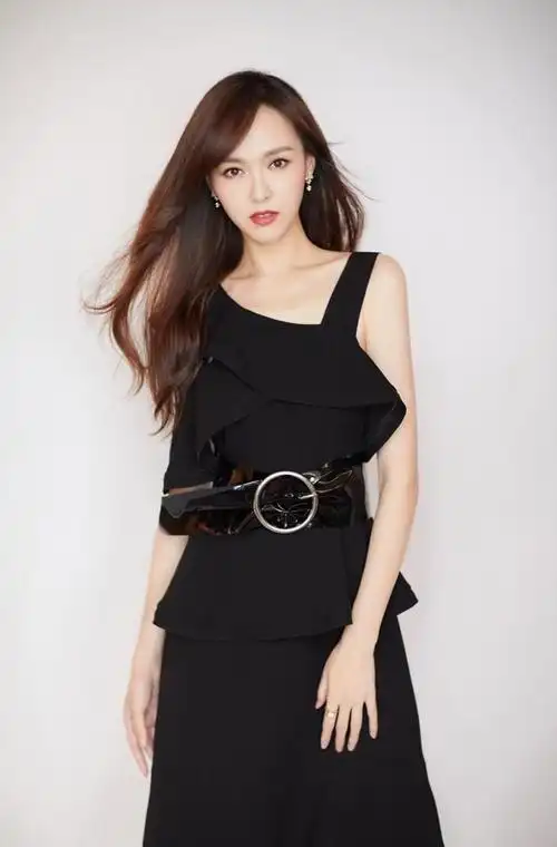 唐嫣产后身材恢复得也太好了穿西服配小皮裙少女气场极强