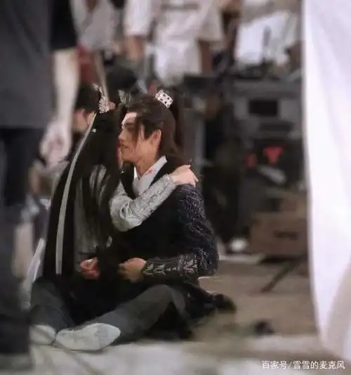 《皓衣行》路透罗云熙陈飞宇互动亲密,片场垫脚"咬耳朵"