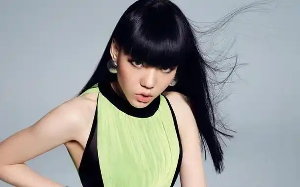 曾在《中国好声音》脱颖而出,一度成为90后女歌手的代表.