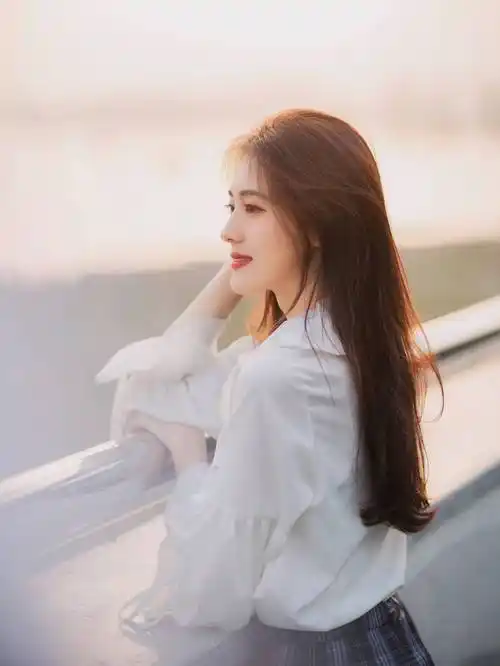 最好从侧面拍,脸稍微往上抬一抬,这样五官和气质都很好,拍出的人像也