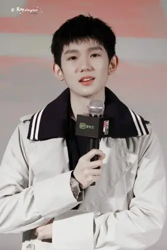 王源新发型萌萌哒,之前的头发扎眼睛所以就剪了短发,自己很满意