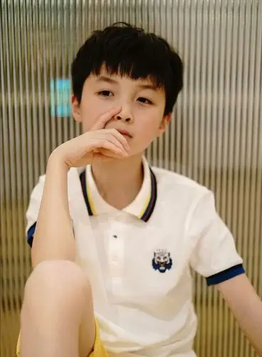 "小夜华"已经长大,不仅是小帅哥,还是小吃货,更是一枚小暖男