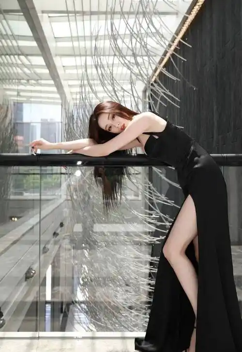 原创迪丽热巴出足风头了黑色吊带裙时尚到大腿配金色颈链更是时尚