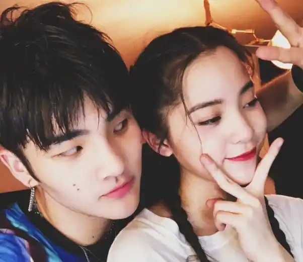 男子曝与欧阳娜娜合照,揽肩半抱亲密似情侣,网友:像陈飞宇