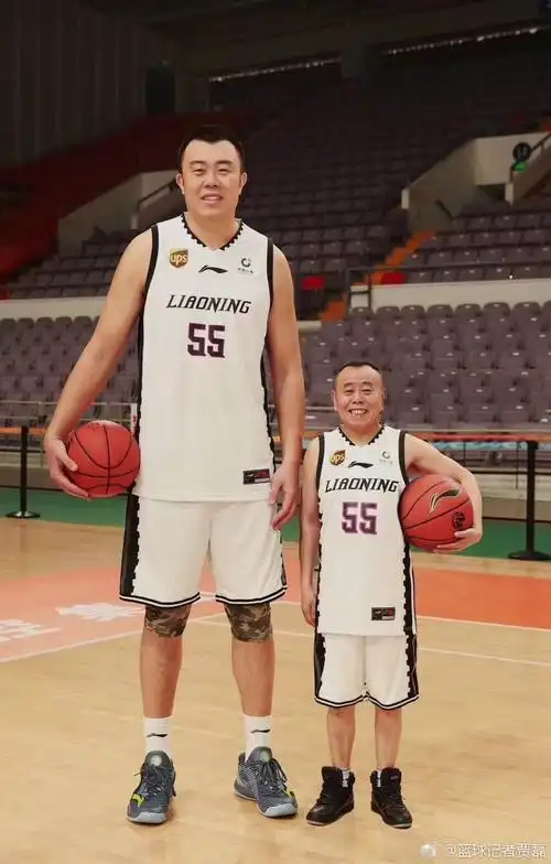 我们来看看两人的官方身高,潘长江身高1