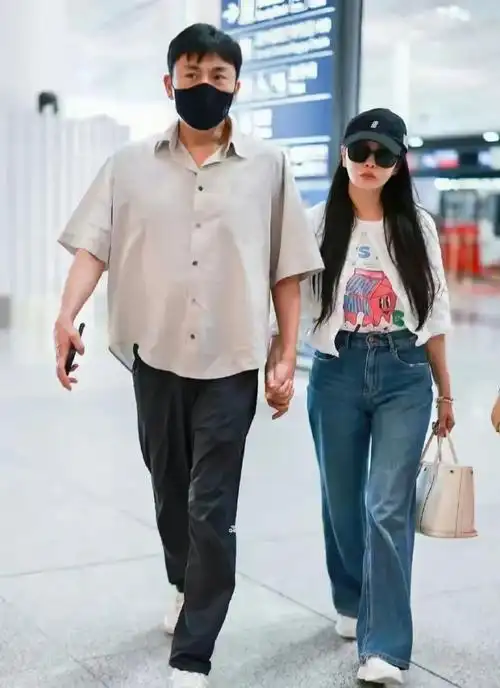 秦昊伊能静牵手照,完全看不出10岁年龄差,论保养伊能静确实厉害