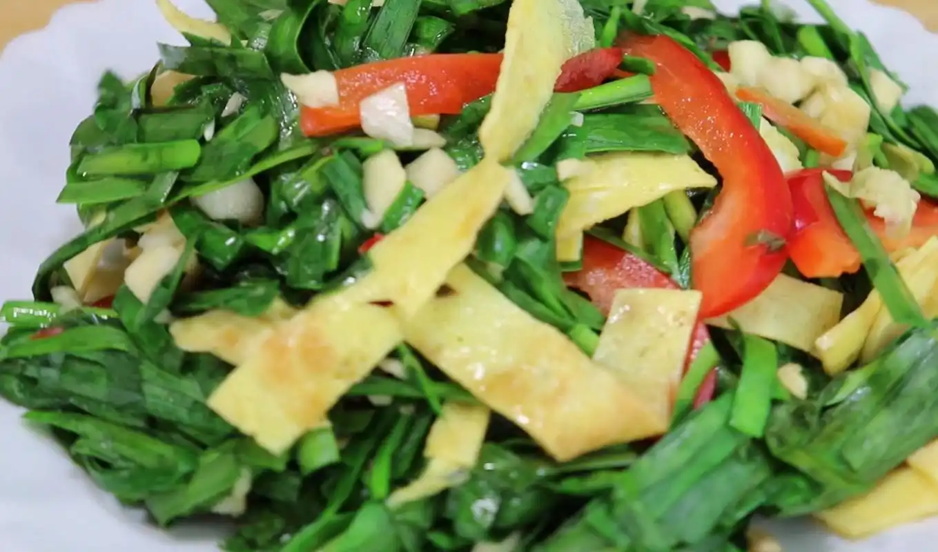 教大家这样一道美食韭菜凉拌鸡蛋皮,做法简单,营养又美味!