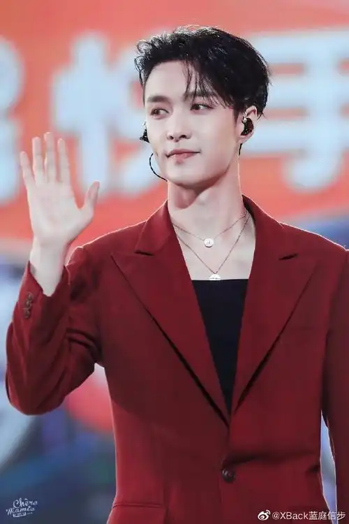 张艺兴[超话]#zyx#张艺兴酒红色西装# zyx#.