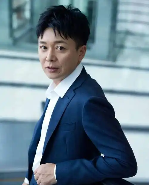 靳东《伪装者》中的"大哥明楼"饰演者靳东,如今也已经45岁了,靳东属于