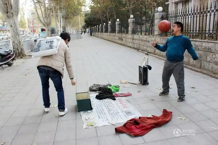 郑州残疾小伙街头卖艺乞讨 供妹妹读武大研究生 (2/7)