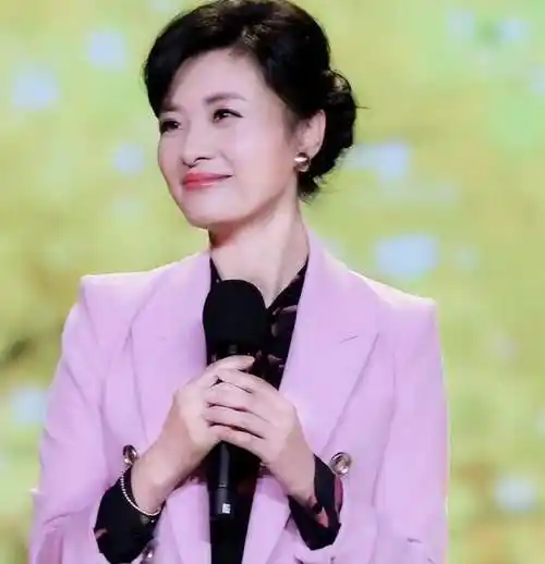 董卿回归主持朗读者大受欢迎她还向周涛炫耀10岁的儿子