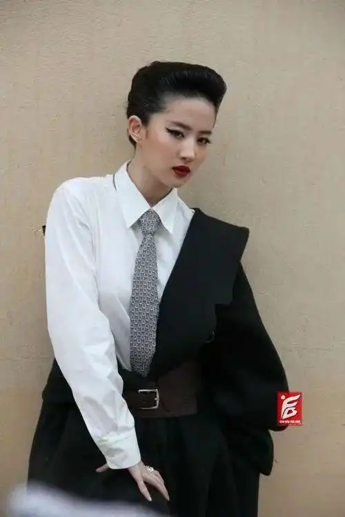 刘亦菲梳大背头化烟熏妆拍大片像假小子仙女颜硬是拍出影楼风