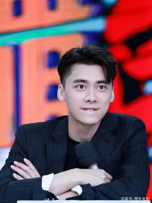 李易峰"露额"发型超帅气,西装优雅球服活力,尽显宝藏男孩本性