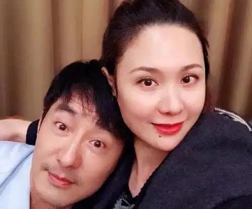 李佳晒老公早起照,靳东累得睁不开眼,还不忘搂着儿子防止掉下去