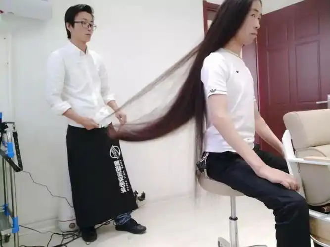 男子留1.2米长发甩起来拉风十足,常被帅哥尾随误认为是美女