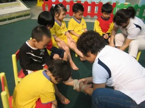 再用抹布擦一擦,我们的小脚变干净了