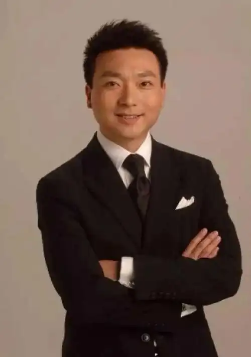 现任中央电视台新闻播音部部长,中央广播电视总台央视主持人,康辉