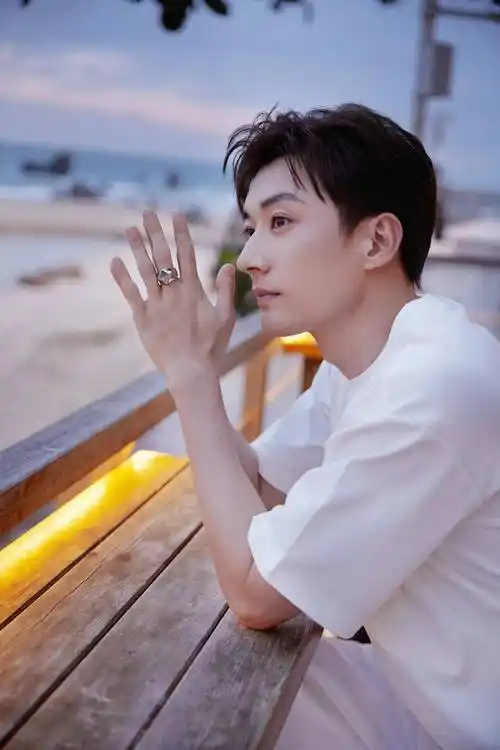 刘学义时尚写真:温润如玉,翩翩公子