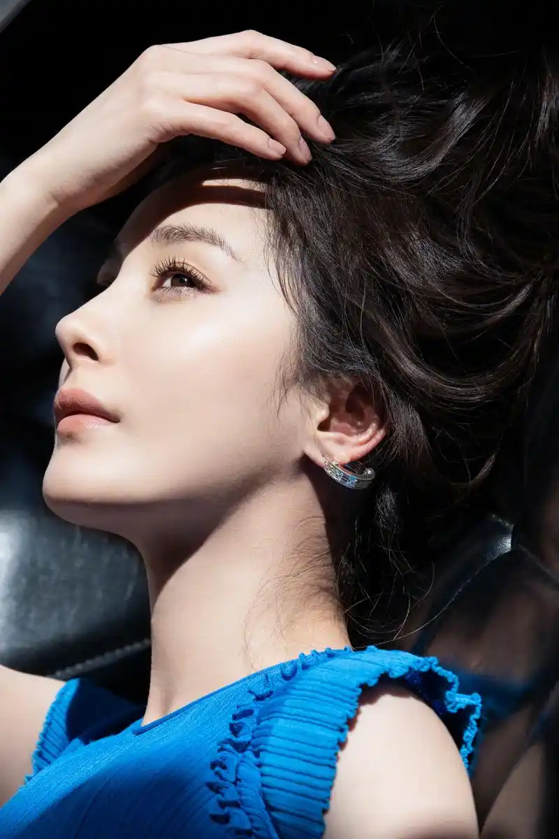 杨幂写真,自信优雅,性感迷人